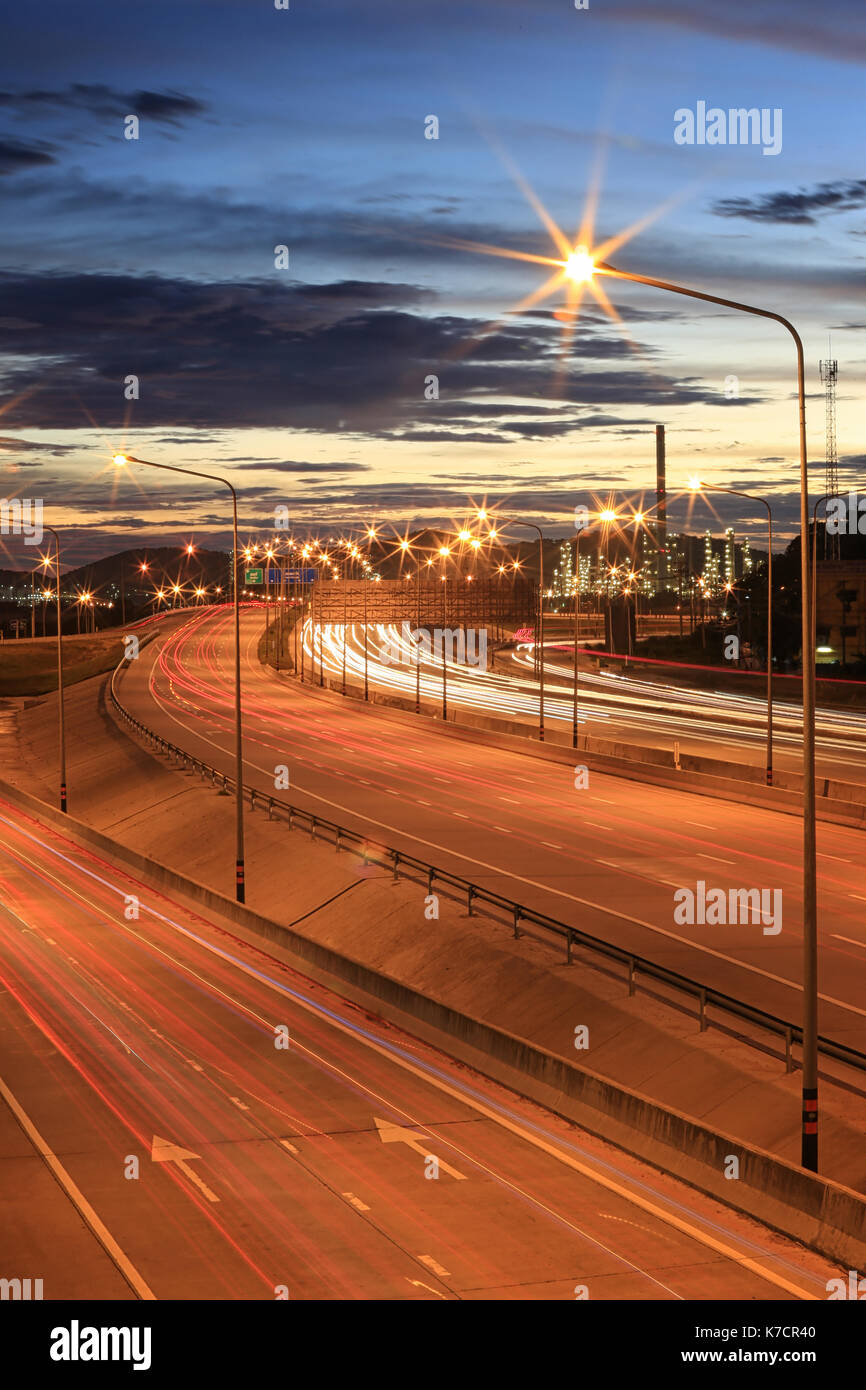 Les routes de la route et des raffineries de pétrole en vue ciel crépusculaire. Banque D'Images