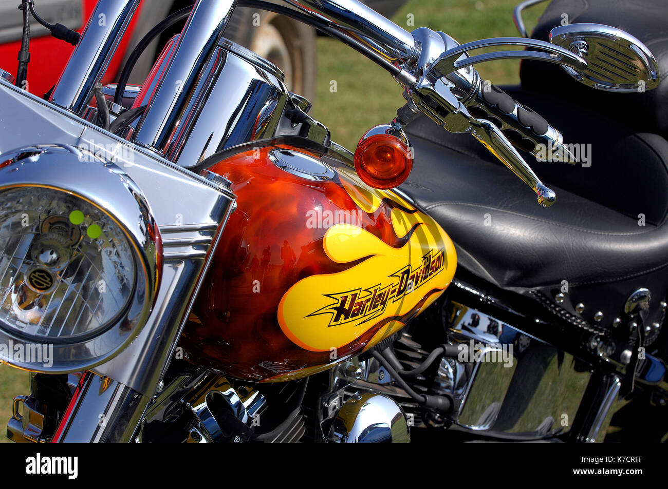 Une moto Harley Davidson Chopper avec un design flamme airbrushed travail de peinture sur le réservoir de carburant. Choppers moto et vélos sur mesure. Harley. Banque D'Images