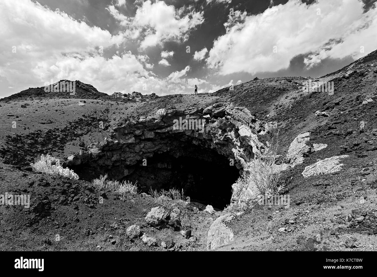 Paysage en noir et blanc. Une personne de prendre une photo sur un voyage à l'Etna, en Sicile, Italie Banque D'Images
