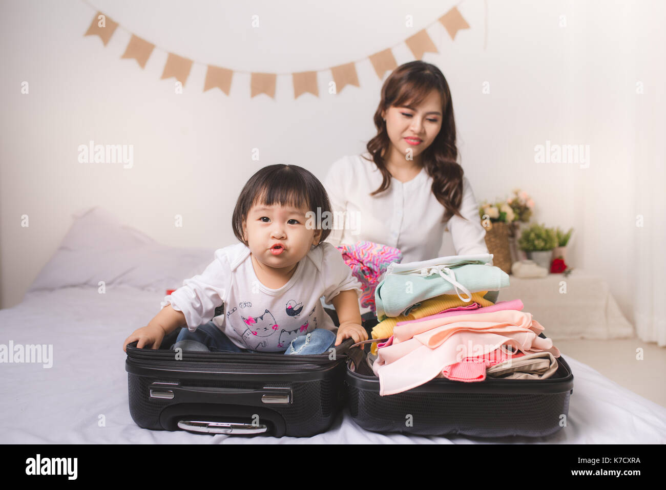 Asian Maman Et Bebe Fille Avec Des Vetements Et Bagages Valise Prete Pour Voyager En Vacances Photo Stock Alamy