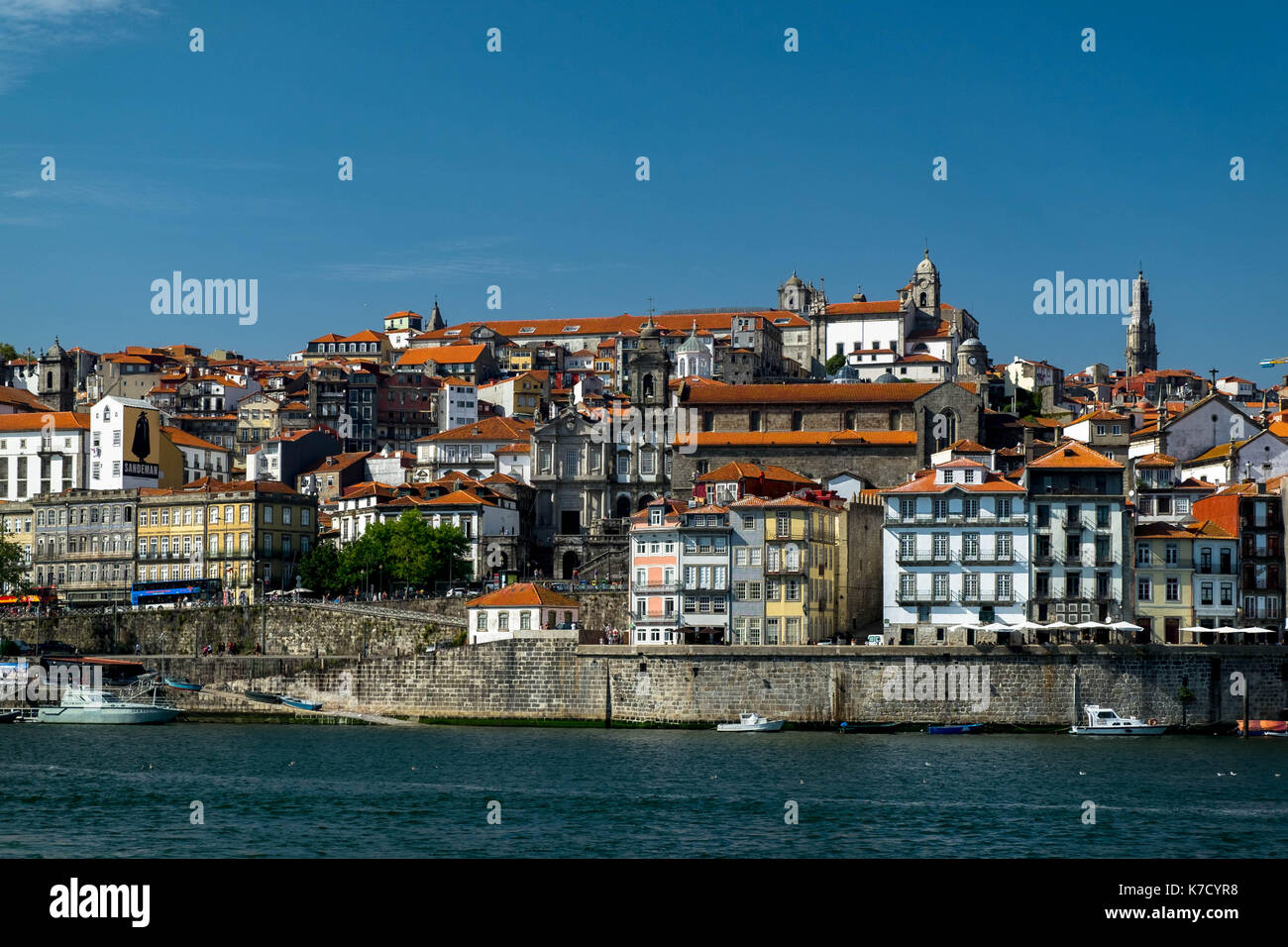 Vue sur le paysage de la ville de Porto au nord du Portugal, ce site étonnant est une classe d'architecture ouverte large des conquêtes romaines à nos jours Banque D'Images