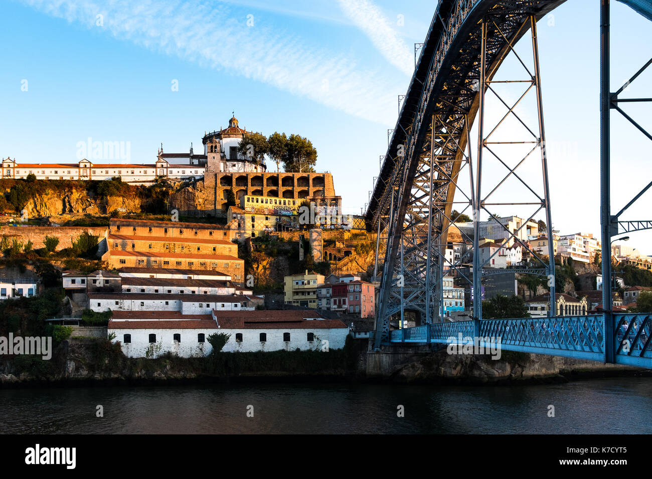 Le pont Luis construit en fonte par M. Eiffel, conduit les piétons, les voitures et le métro de Porto à Gaia sur le fleuve Douro au Portugal Banque D'Images