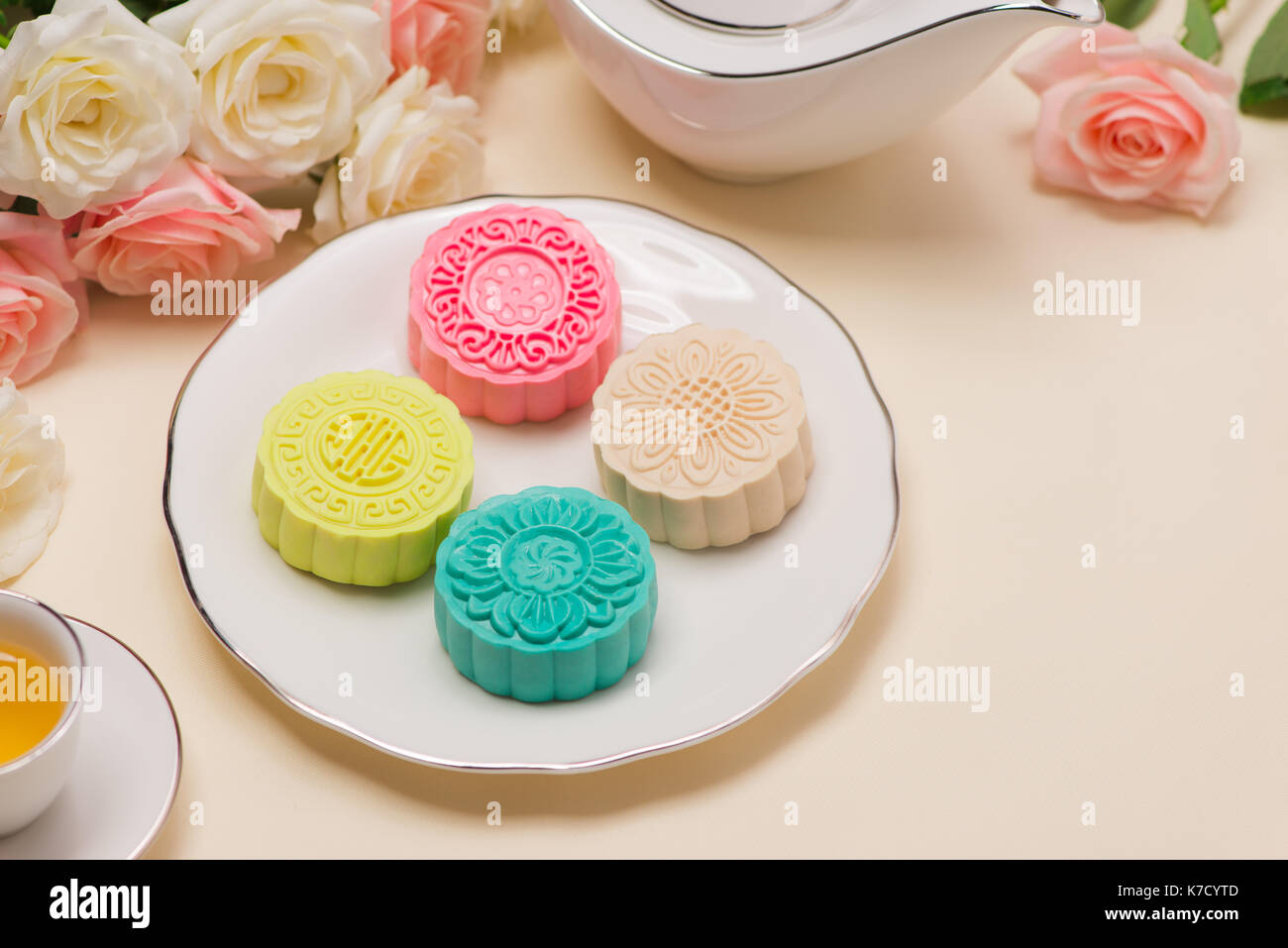 La peau de neige colorés avec mooncake tea pot sur fond rose Banque D'Images