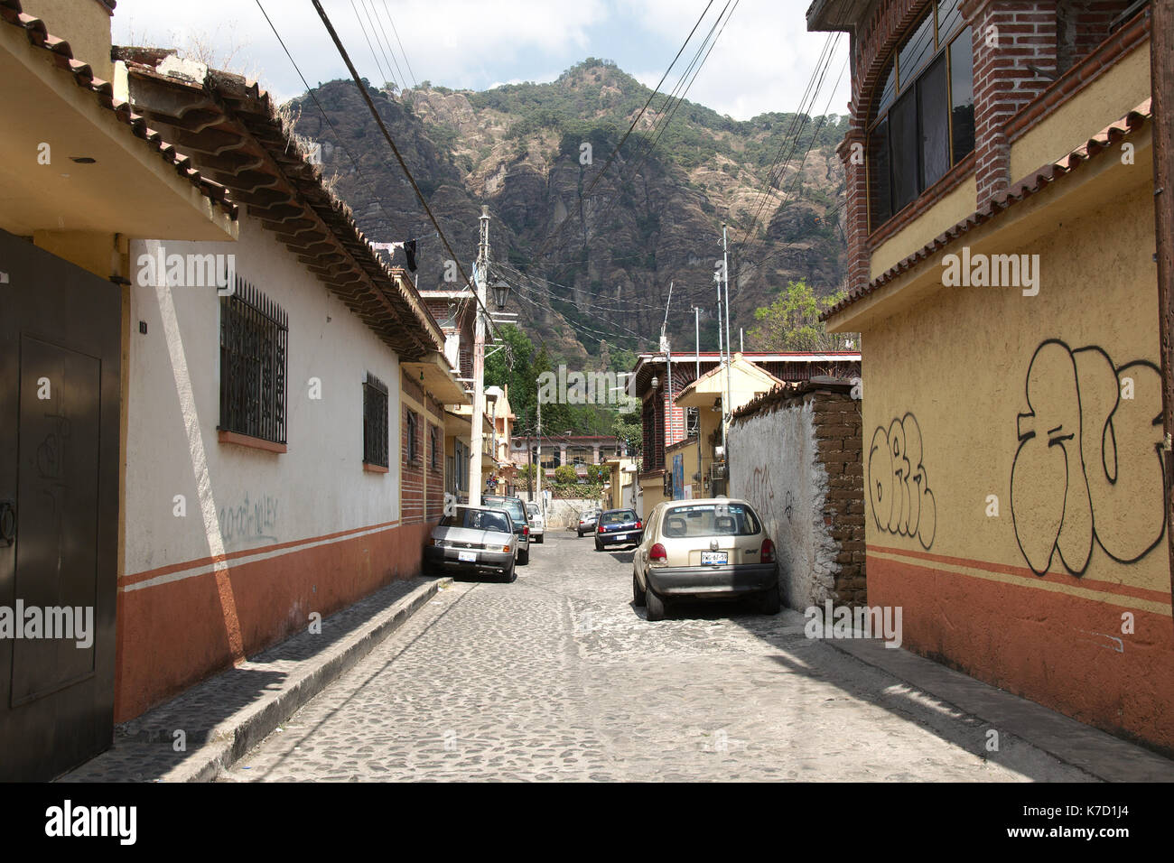 Tepoztlán, Morelos, Mexique - 2013 : une rue à la ville centre historique, avec la montagne d'el tepozteco dans l'arrière-plan. Banque D'Images