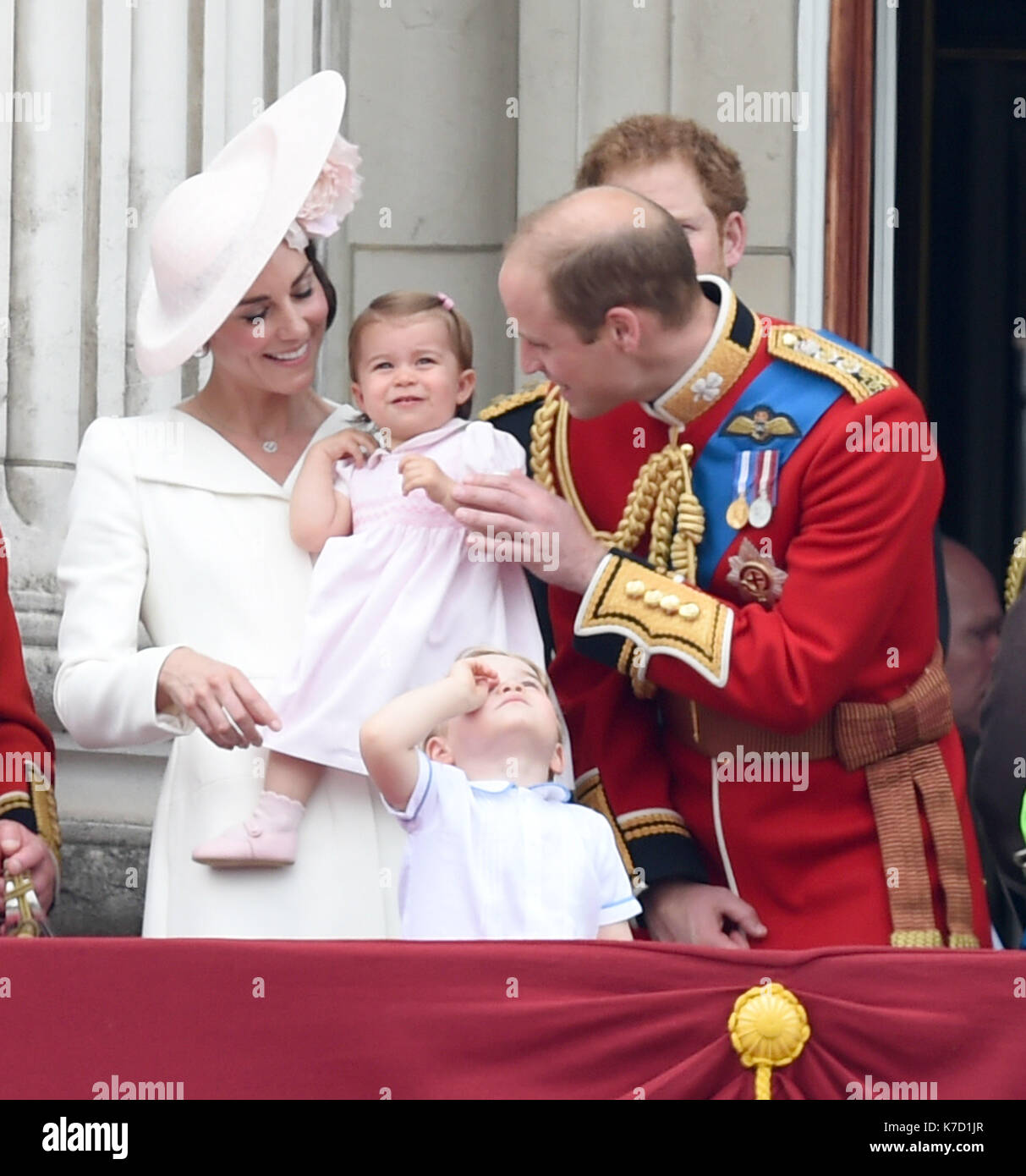 La Photo Doit Être Créditée ©Alpha Press 079965 11/06/2016 Kate Duchesse De Cambridge Katherine Catherine Middleton Princess Charlotte Et Prince George Avec Le Prince William Duke De Cambridge Et Le Prince Harry De Londres Pour Avoir Troopé La Couleur 2016 Lors Des Célébrations Du 90ème Anniversaire De La Reine. Banque D'Images