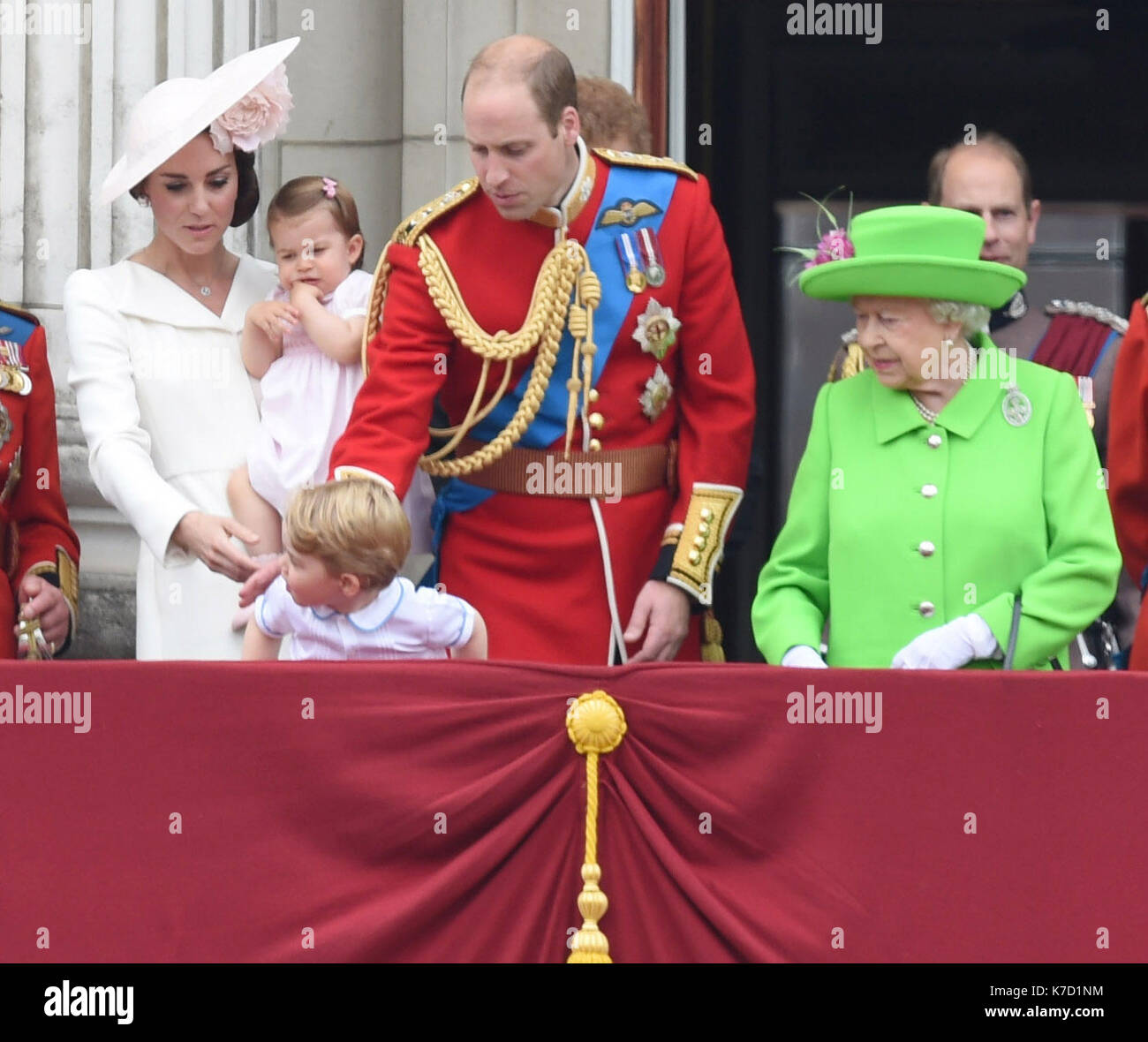 La photo Doit Être Créditée ©Alpha Press 079965 11/06/2016 Kate Duchesse de Cambridge Katherine Catherine Middleton Princess Charlotte et Prince George avec le Prince William Duke De Cambridge et la Reine Elizabeth II de Londres pour avoir troopé la couleur 2016 lors des célébrations du 90ème anniversaire de la Reine. Banque D'Images