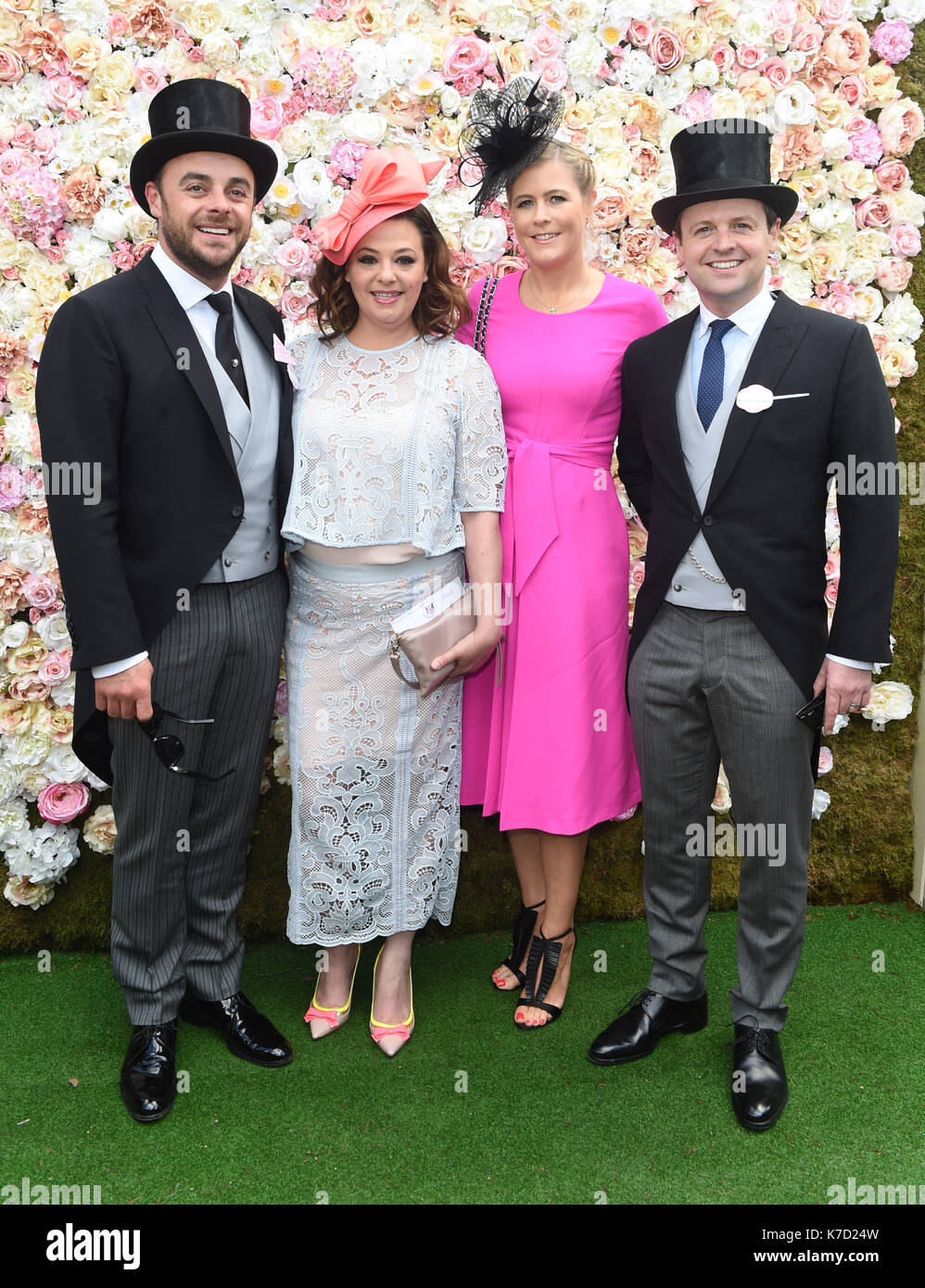 La photo Doit Être Créditée ©Alpha Press 079965 15/06/2016 Anthony Ant McPartlin et épouse Lisa Armstrong avec Dec Declan Donnelly et épouse Ali Astall à Royal Ascot 2016 à Ascot Racecourse à Ascot, Berkshire. Banque D'Images