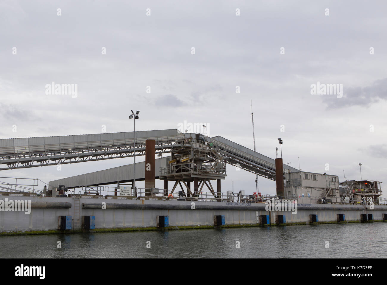 Traverse jetée à wallasea island dans l'Essex, construit pour transporter les matériaux excavés dans traverse projet à une zone humide rspb réserve naturelle. Banque D'Images