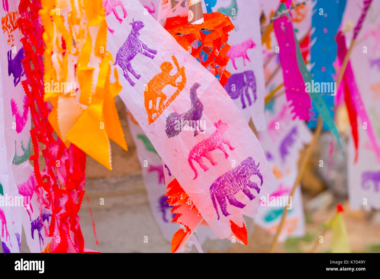 Culture festival songkran thaïlandais papier couleurs drapeau en transportant le sable au temple en avril songkran festival dans le nord de la Thaïlande. Banque D'Images