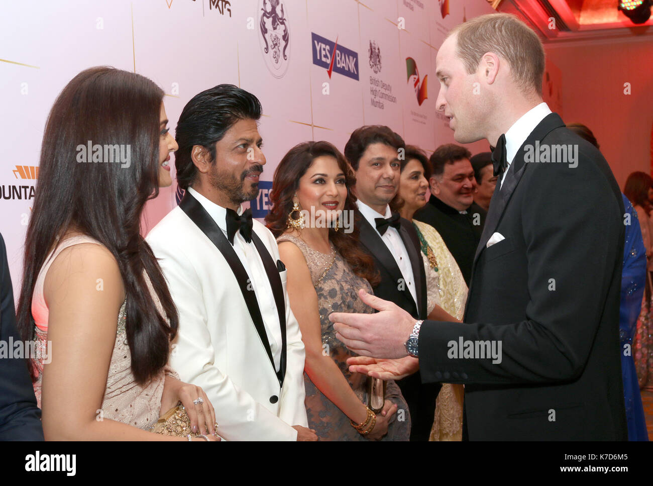 La photo Doit Être Créditée ©Alpha Press 065630 10/04/2016 le prince William Duke de Cambridge discute avec Aishwarya Rai Bachchan et Shah Rukh Khan avec Shriram Nene et Madhuri Dixit lors D'un Dîner de gala et d'une réception avec des stars de Bollywood et des figures du monde des affaires à Mumbai, en Inde Banque D'Images