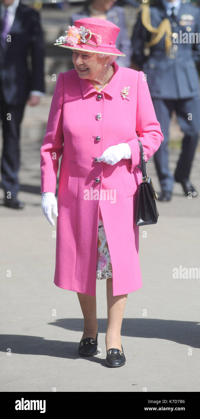 La photo Doit Être Créditée ©Kate Green/Alpha Press 079965 20/04/2016 la reine Elizabeth II à l'ouverture officielle du nouveau kiosque à Alexandra Gardens à Windsor Banque D'Images