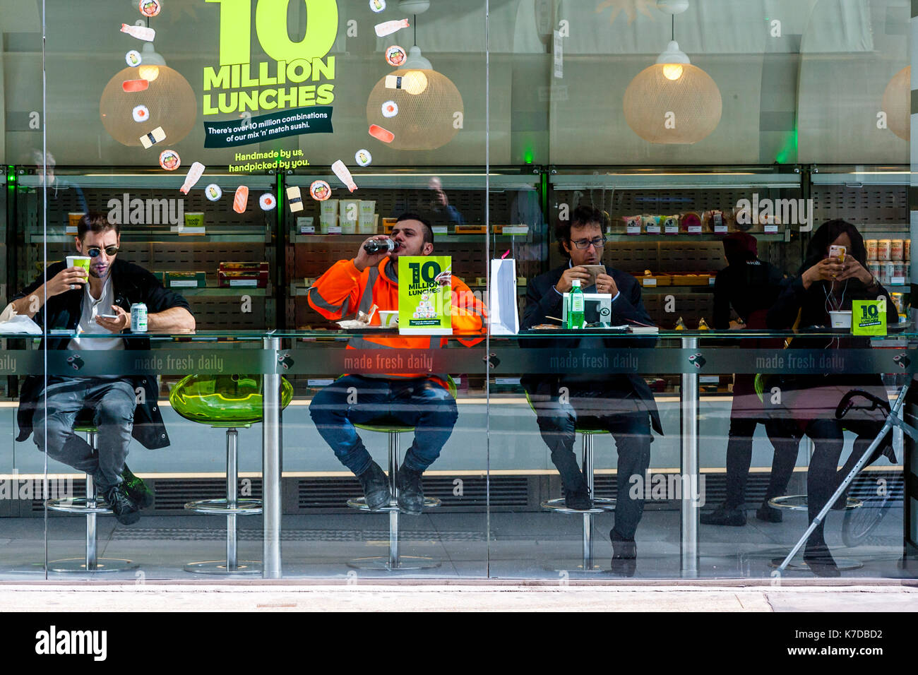 Les personnes mangeant le déjeuner dans un café dans la ville de Londres, London, UK Banque D'Images