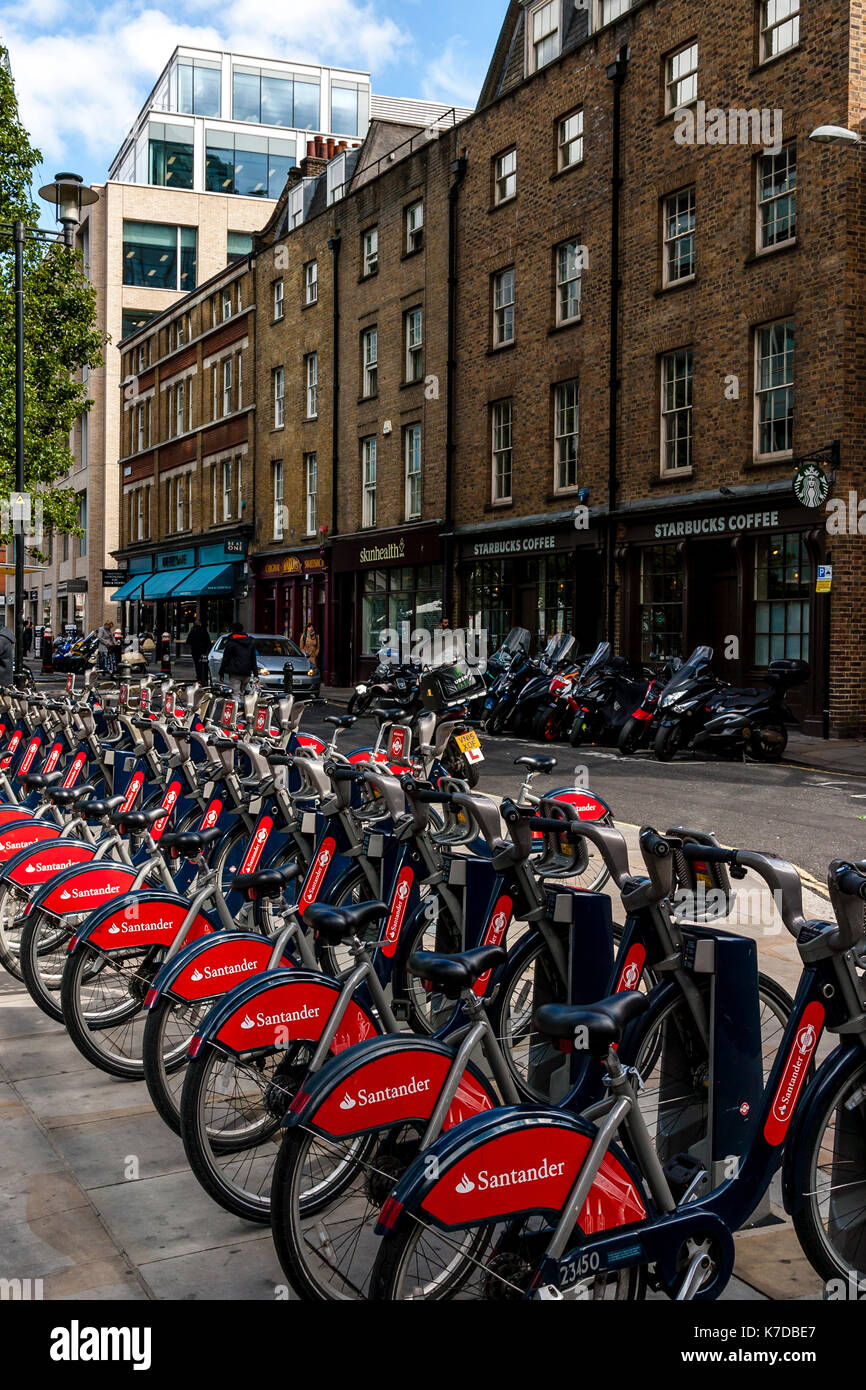 Cycles de Santander en location dans une station d'accueil, London, UK Banque D'Images