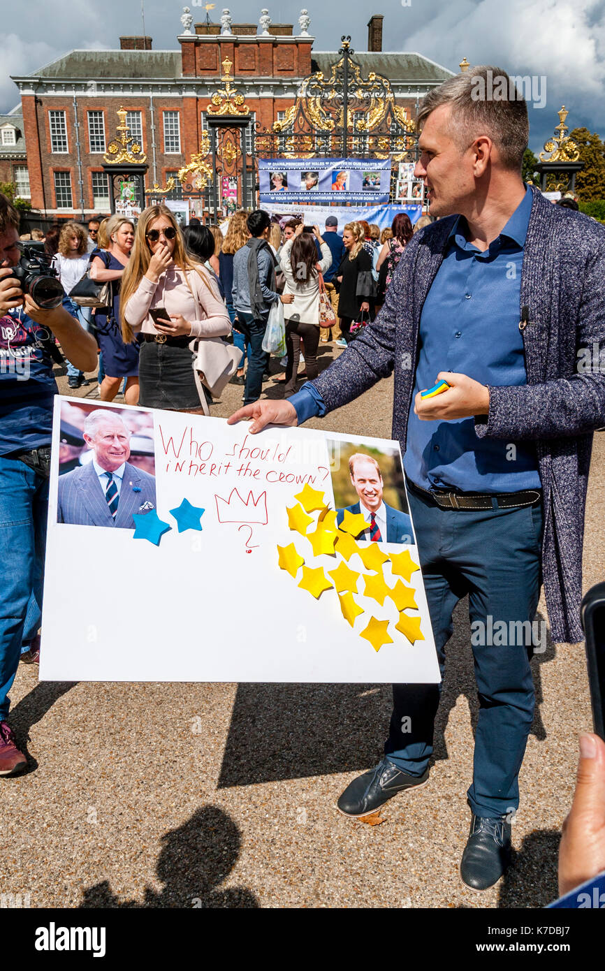 Un journaliste de la télévision en dehors de Kensington palace à l'occasion du 20e anniversaire de la mort de la princesse Diana à demander aux gens qui devrait être le prochain roi, Londres, UK Banque D'Images