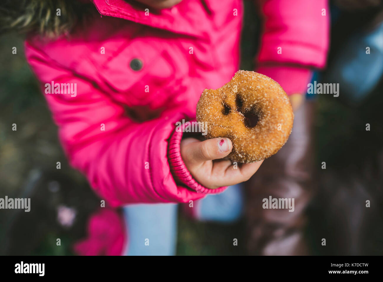 High angle view of girl eating Banque D'Images