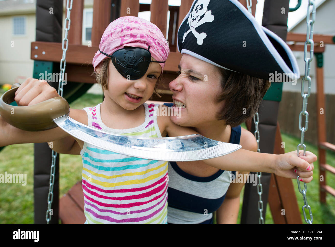Mère et fille en costumes pirates jouant au jeu pour enfants Banque D'Images