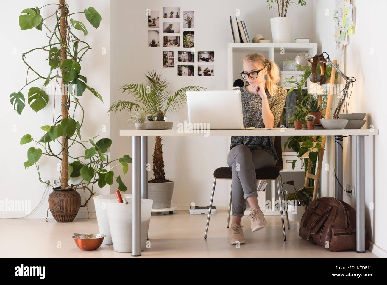Longueur totale de creative businesswoman using laptop in office Banque D'Images