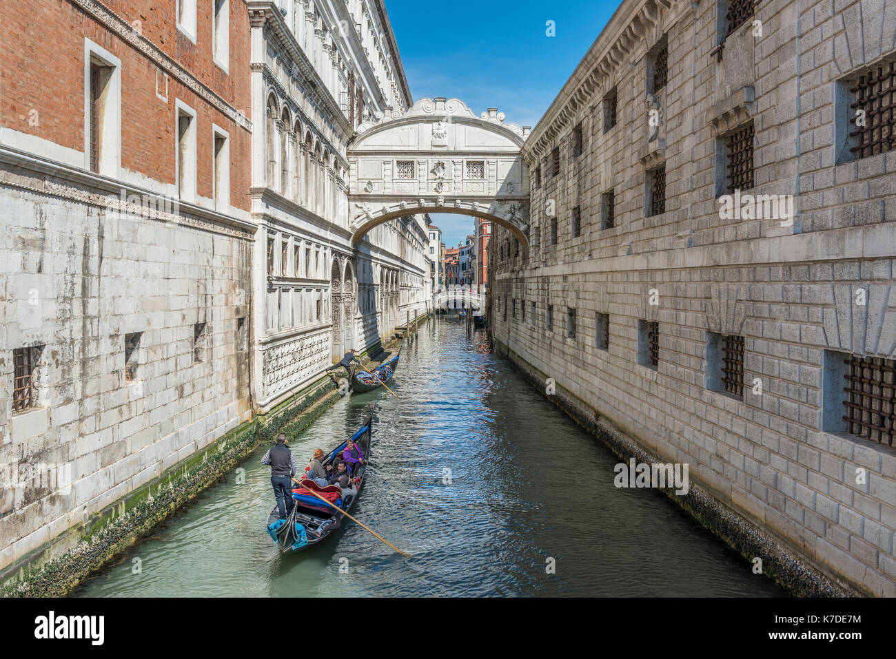 Pont des Soupirs sur le canal Rio di Palazzo, Palais des Doges à gauche, prison à droite, Venise, Venise, Vénétie, Italie Banque D'Images