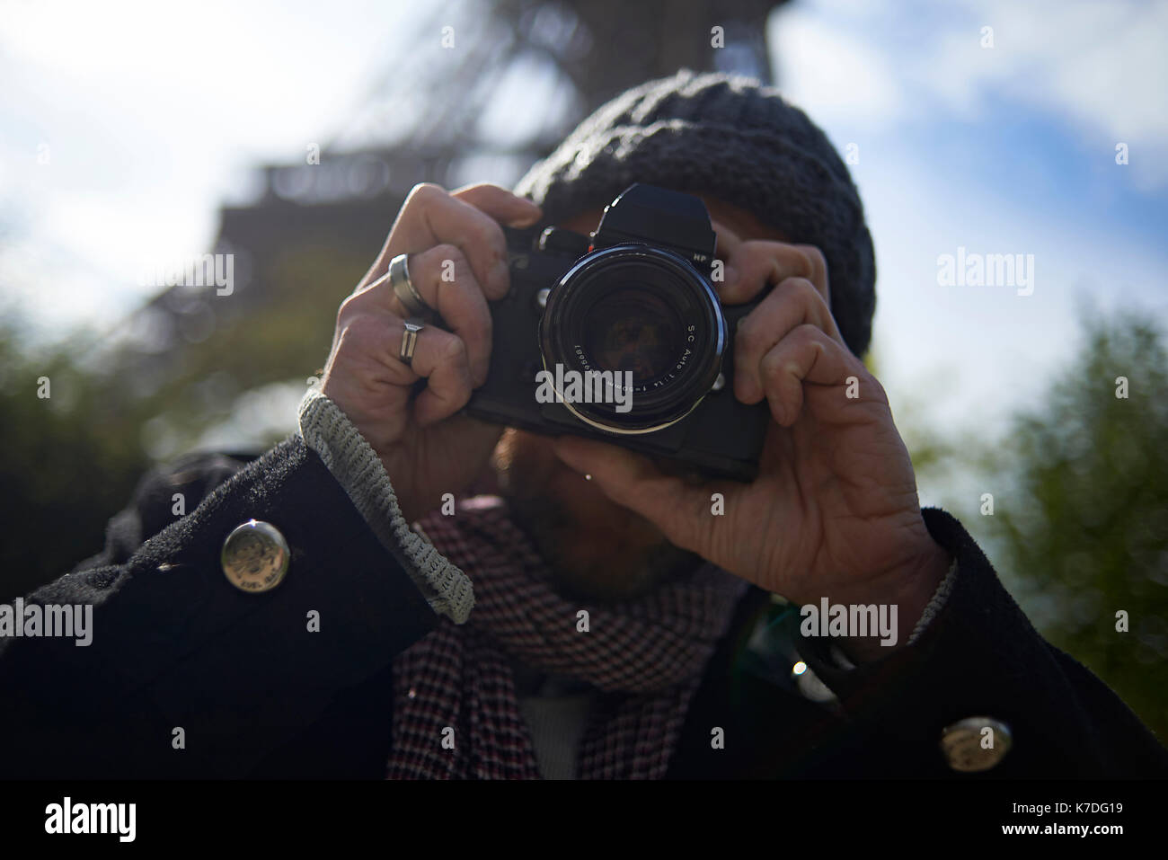 L'homme photographié par appareil photo DSLR contre Tour Eiffel Banque D'Images