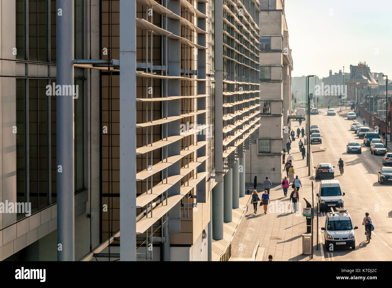 Rue de la ville vu de dessus sur un matin d'été avec les gens d'aller travailler. Nottingham, Angleterre, Royaume-Uni. Banque D'Images