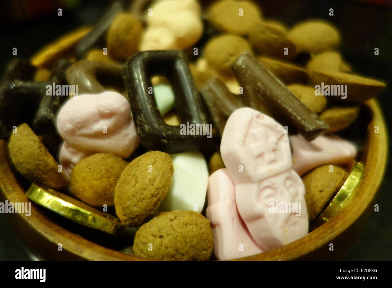 Bol plein de 'sinterklaas' candy traditionnels Banque D'Images