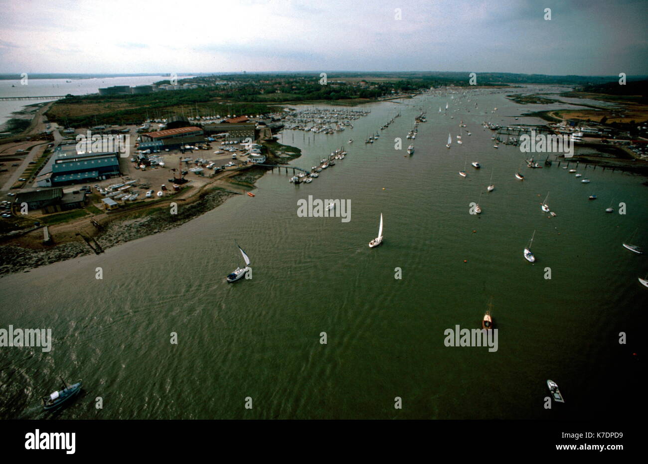 AJAXNETPHOTO. SOUTHAMPTON, ANGLETERRE - CÔTE SUD YACHTING LA MECQUE - ENTRÉE DE LA RIVIÈRE HAMBLE POINT HAMBLE AVEC À GAUCHE ET JUSTE AU-DESSUS DE LA MARINA, HAMBLE VILLAGE. RIVER GÈRE SIX MILES AU NORD DE OLD MILL À BOTLEY. PHOTO:JONATHAN EASTLAND/AJAX REF:71507_037 Banque D'Images
