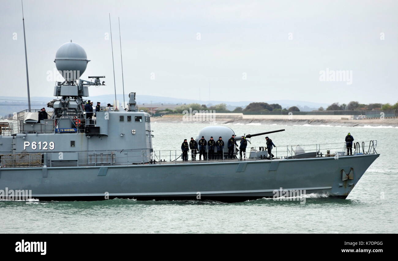 AJAXNETPHOTO. 1ER MAI, 2015. PORTSMOUTH, Angleterre. - Visite DES ANCIENS COMBATTANTS DE LA GUERRE FROIDE - LA MARINE ALLEMANDE Attaque rapide TYPE D'ARTISANAT GEPARD 143A WIESAL (P6129) DE LA 7ÈME ESCADRON DE PATROUILLE RAPIDE ENTRANT PNB. Les bateaux étaient DERNIÈRE DU TYPE CONSTRUIT DANS LES ANNÉES 90, armés de missiles anti-navires Exocet DUE POUR DECOMISSION EN 2020. photo:TONY HOLLAND/AJAX REF:37920 SRD150105 Banque D'Images