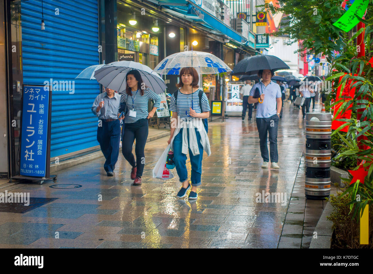 Tokyo, Japon - 28 juin 2017 : des personnes non identifiées, de marcher sous la pluie dans le trottoir avec des parasols à jimbocho district situé à Tokyo Banque D'Images