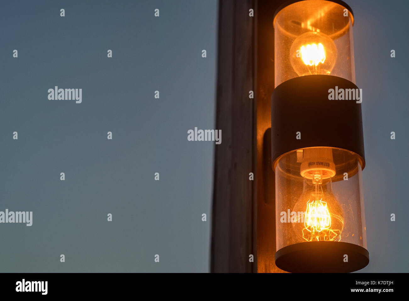 Lampadaire rétro avec lampes à incandescence Photo Stock - Alamy