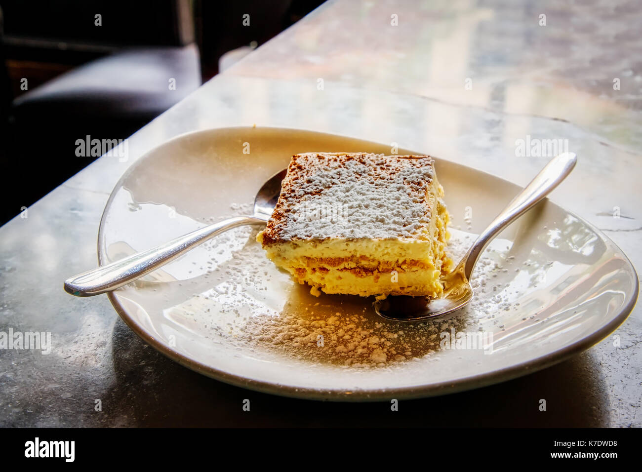 Une plaque de Tiramisu, un dessert préféré plat dans les ménages italiens. Banque D'Images