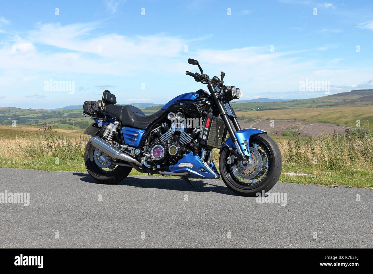 Yamaha personnalisée moto 1200cc vmx a également appelé une Vmax garé sur une route de campagne au Pays de Galles lors d'une journée ensoleillée avec ciel bleu et collines Banque D'Images