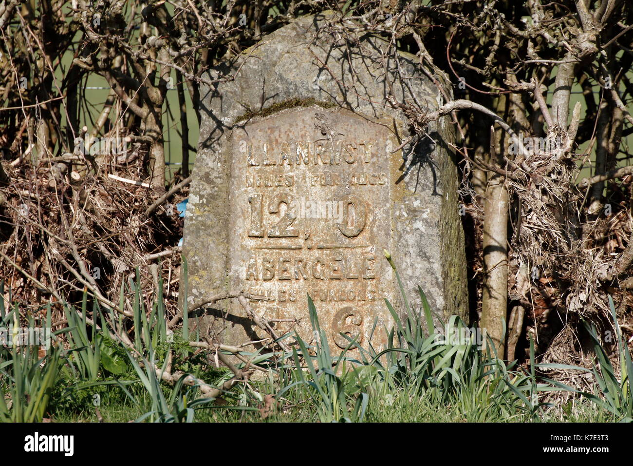 Jalon très ancienne montrant la distance à Conwy et abergele en miles et en furlongs Banque D'Images