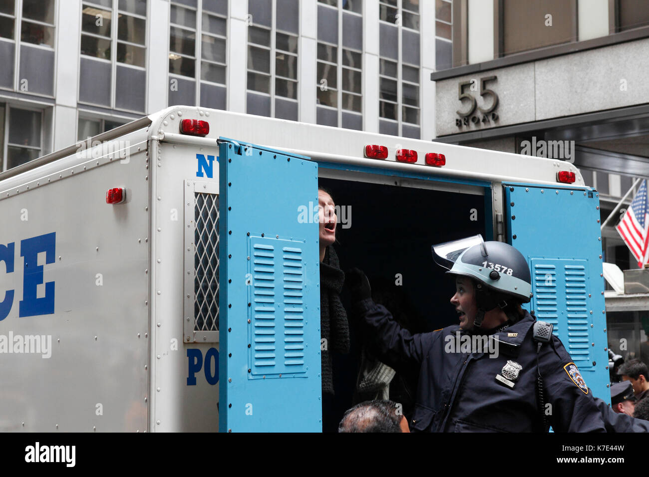 Les manifestants sont arrêtés et mis en rizières les wagons pendant la Occupy Wall Street mars sur Wall Street à New York le 17 novembre 2011. Banque D'Images