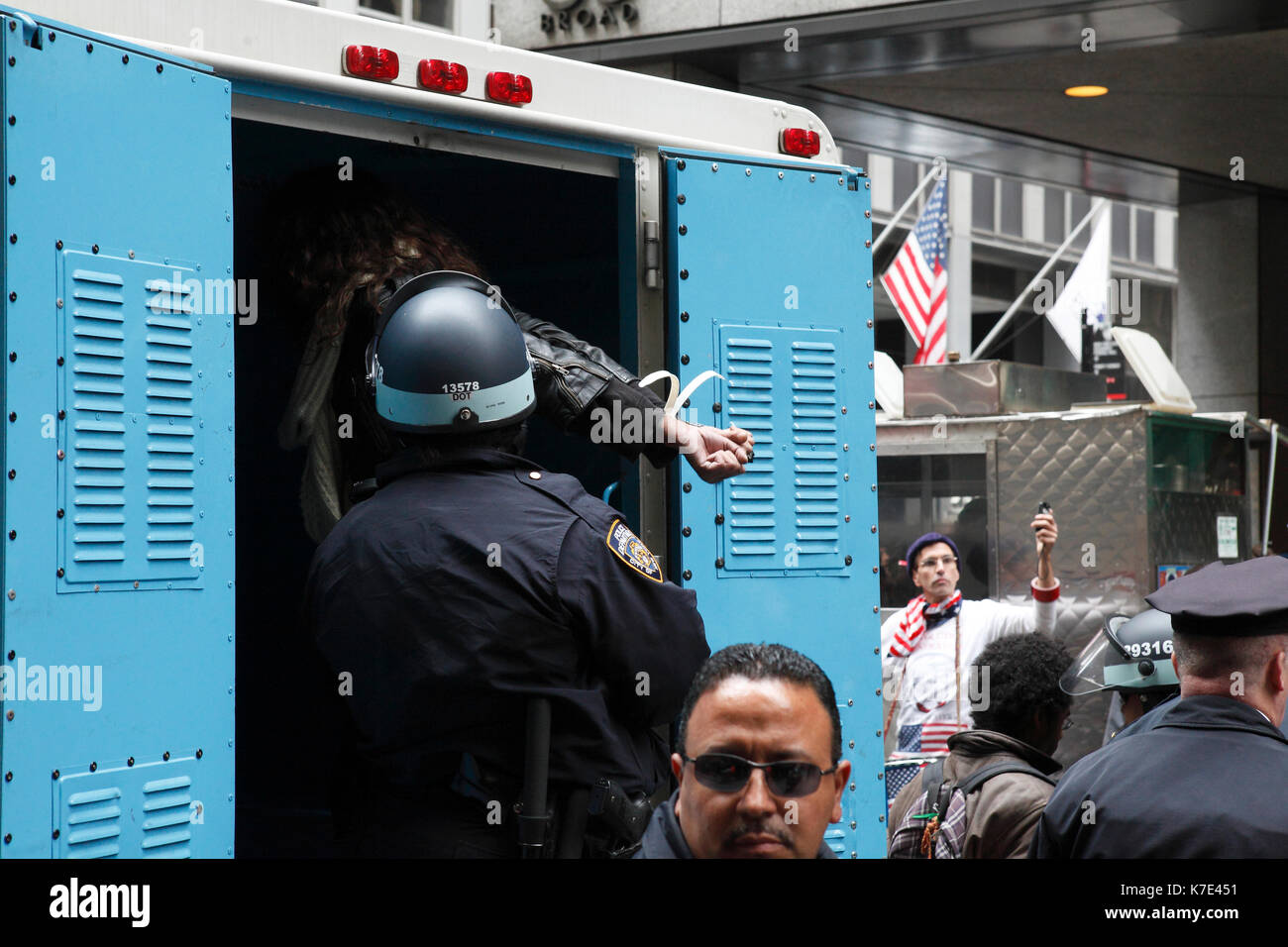 Les manifestants sont arrêtés et mis en rizières les wagons pendant la Occupy Wall Street mars sur Wall Street à New York le 17 novembre 2011. Banque D'Images