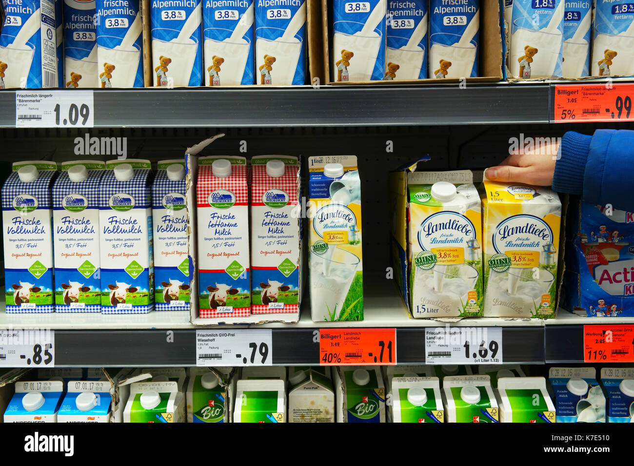 Client prend le lait bio en supermarché d'emballage Banque D'Images