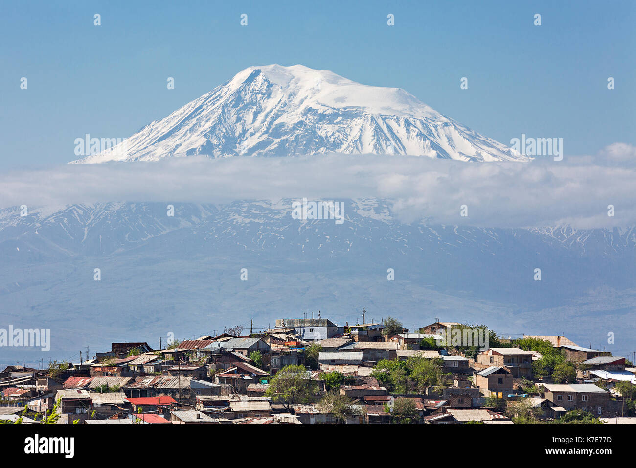 Maisons de village avec mt ararat dans l'arrière-plan en Arménie. Banque D'Images