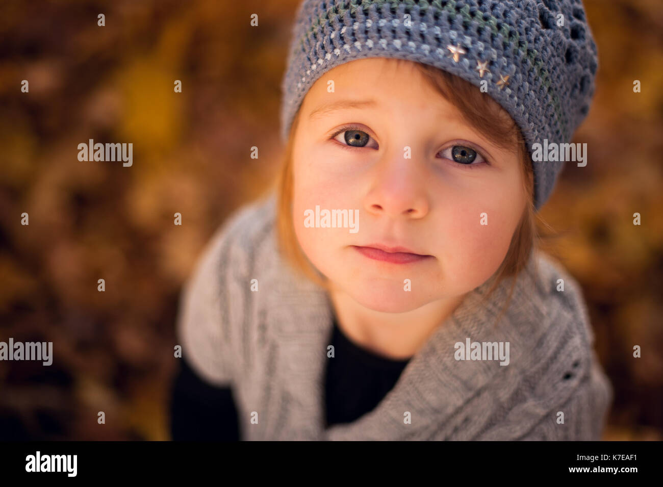 Petite fille à directement à la caméra Banque D'Images