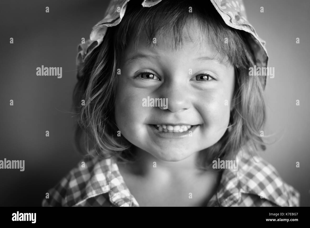 Tout simplement heureux girl smiling à l'appareil photo Banque D'Images