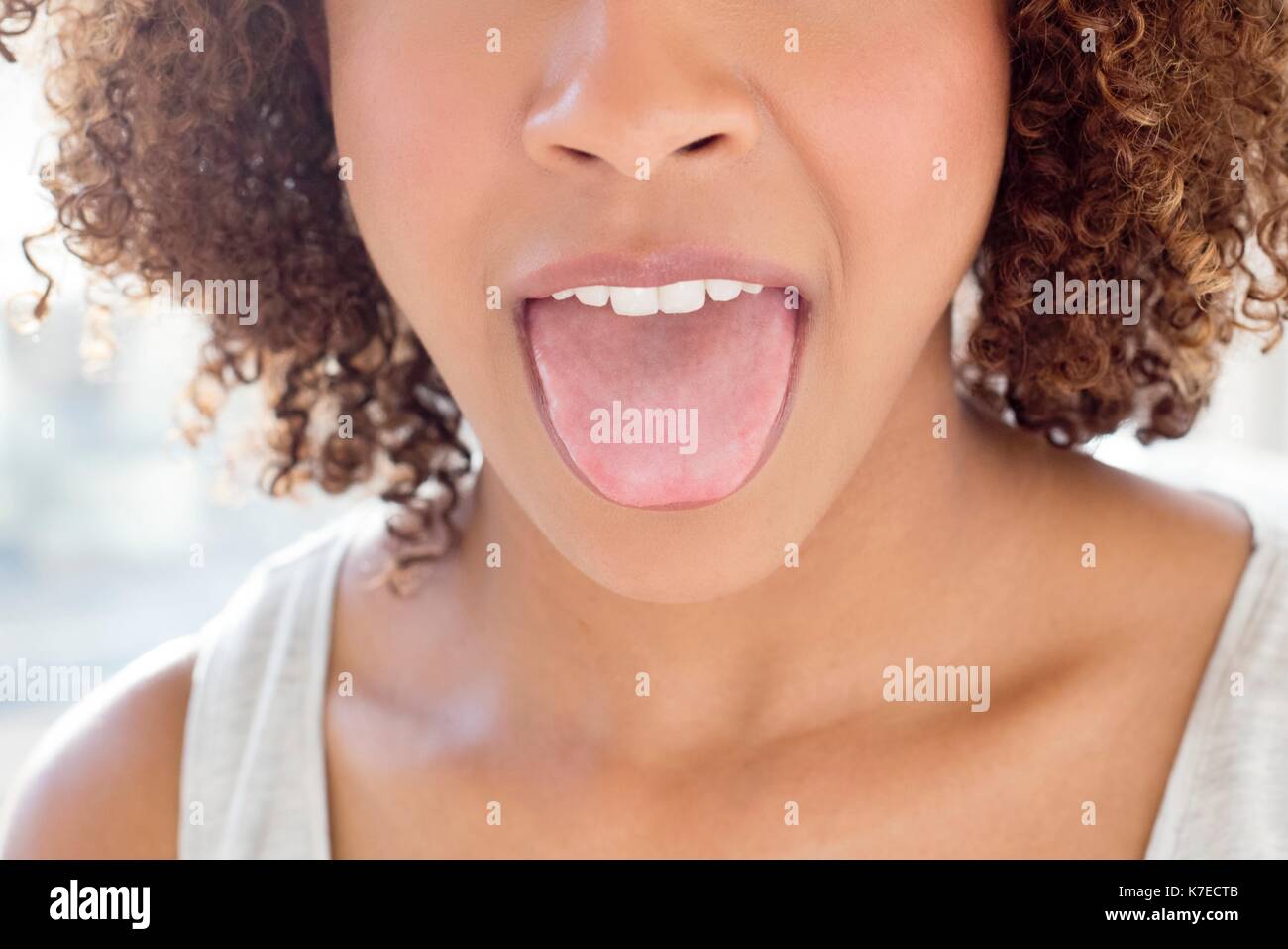Portrait of mid adult woman sticking out tongue. Banque D'Images
