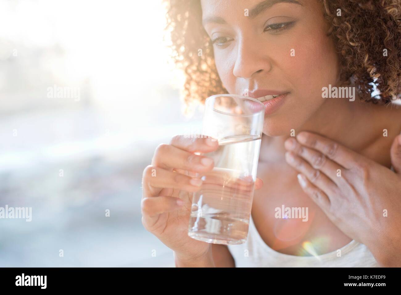 Mid adult woman l'eau potable. Banque D'Images