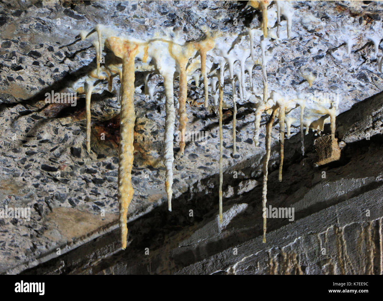 La chaux ou le lessivage du sel à partir d'un plafond de sous-sol dans une usine abandonnée étrange formulaires formations glaçon. Banque D'Images