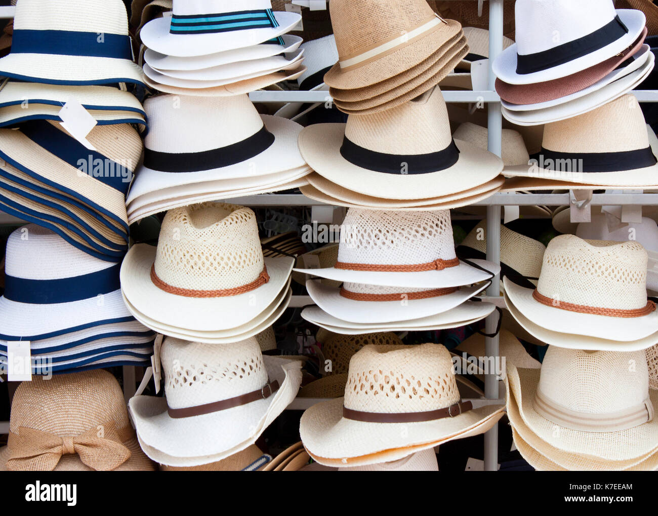 Beaucoup de différents chapeaux de paille mâles et femelles exposés à la vente à l'extérieur d'une boutique de la rue sur la côte en été Banque D'Images