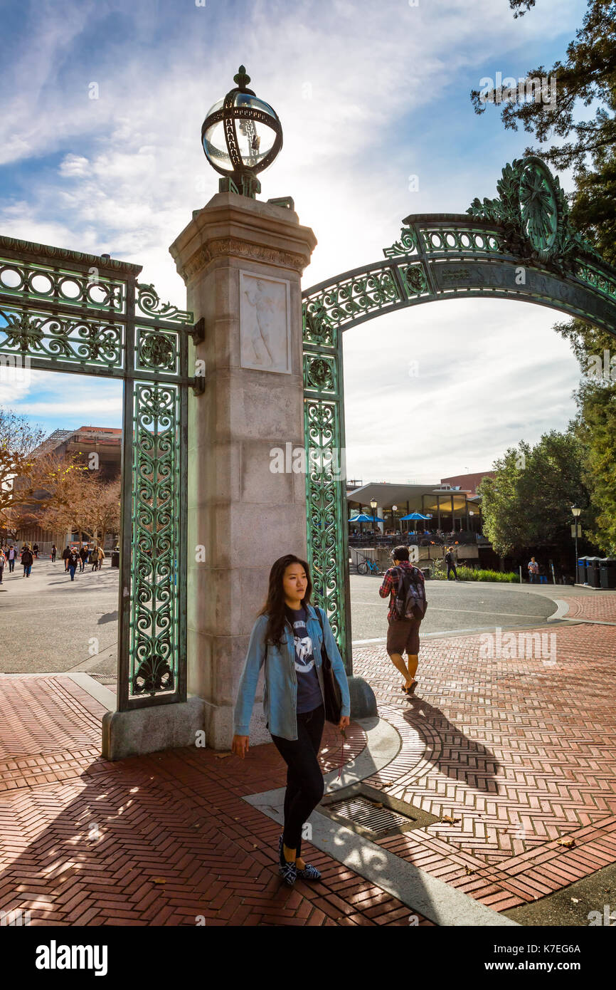 BERKELEY, CA-DEC 8, 2014 : Université de Californie à Berkeley, à l'entrée principale sur le campus. Les étudiants ont montré quelques Sather Gate. Banque D'Images