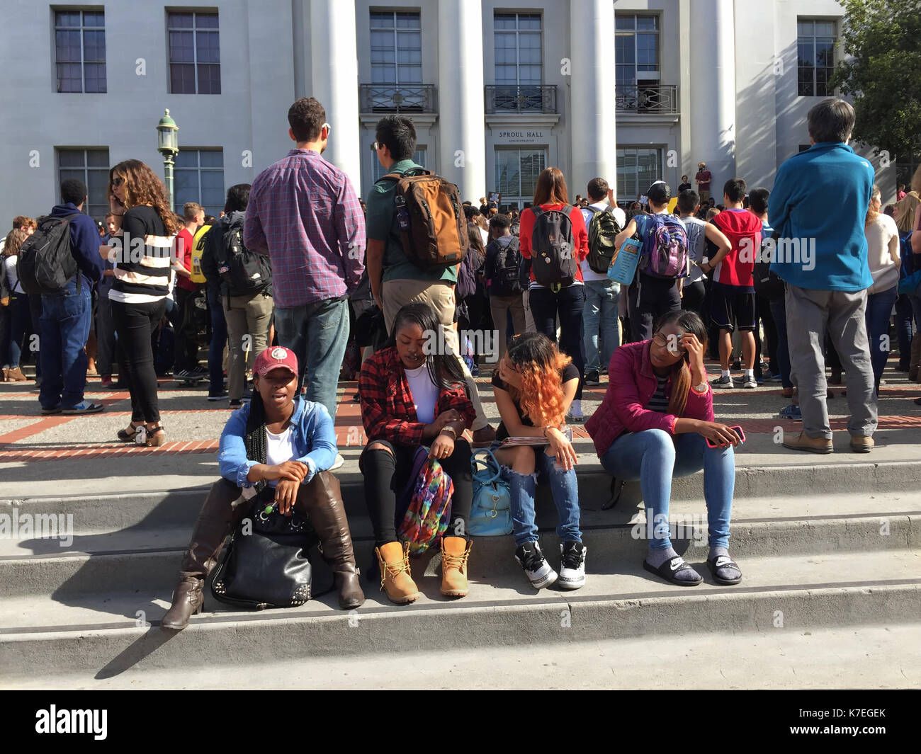 Les élèves du secondaire de Berkeley a protesté contre les menaces racistes trouvés à la bibliothèque de l'école. Les étudiants ont défilé pacifiquement à l'UC Berkeley campus, illustré ici. Banque D'Images