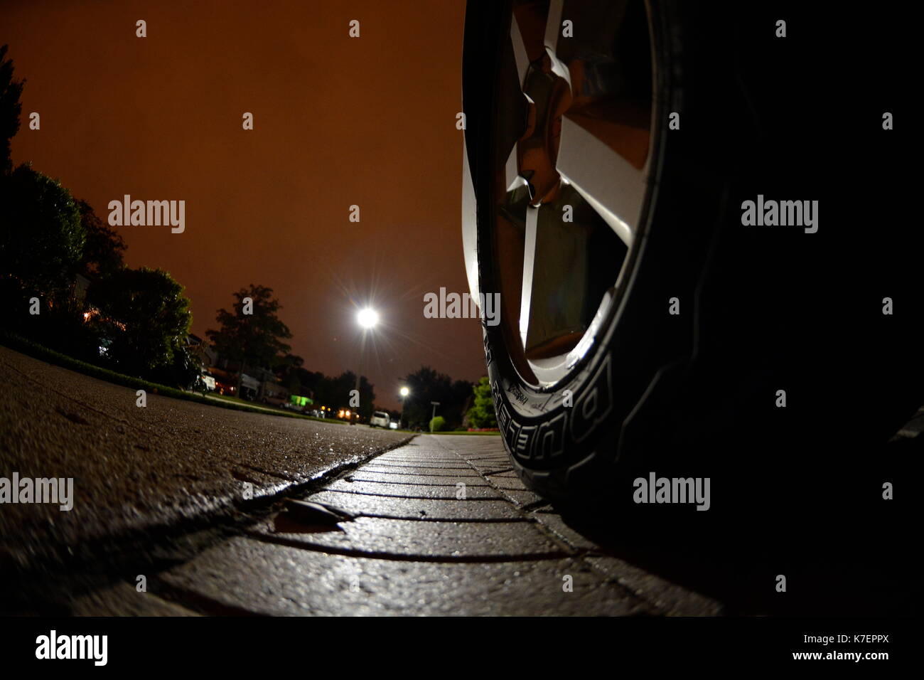 Tir grand angle d'un pneu la nuit Banque D'Images