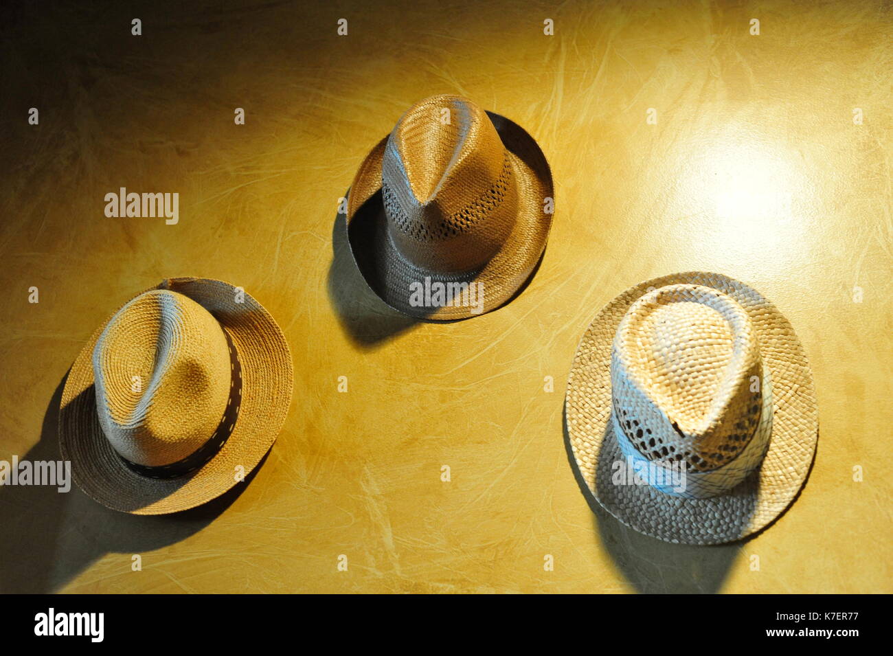 Chapeaux vintage accrochés sur un mur Photo Stock - Alamy