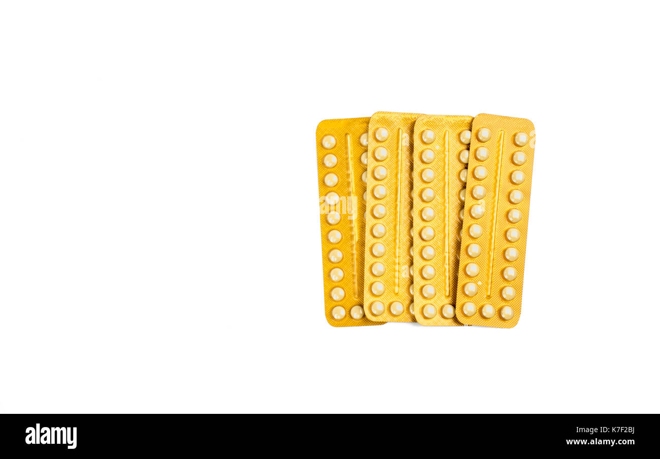 Blister de 4 comprimés contraceptifs isolé sur fond blanc avec copie espace. La planification de la famille concept. Banque D'Images