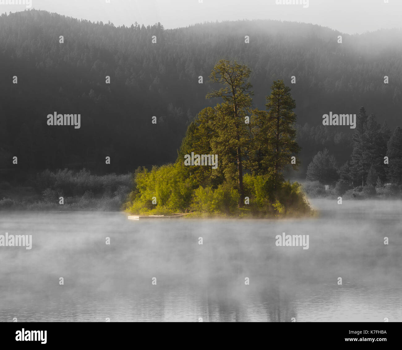 Sur le lac un matin brumeux Banque D'Images
