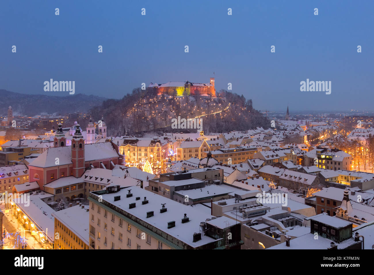 Vue panoramique aérienne de Ljubljana décoré pour Noël, la Slovénie, l'Europe. Banque D'Images