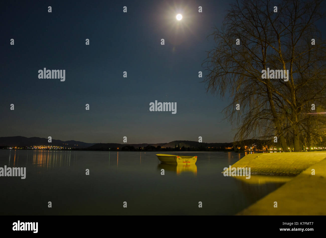 Lac de Macédoine de Dojran - scène nocturne - clair de lune Banque D'Images